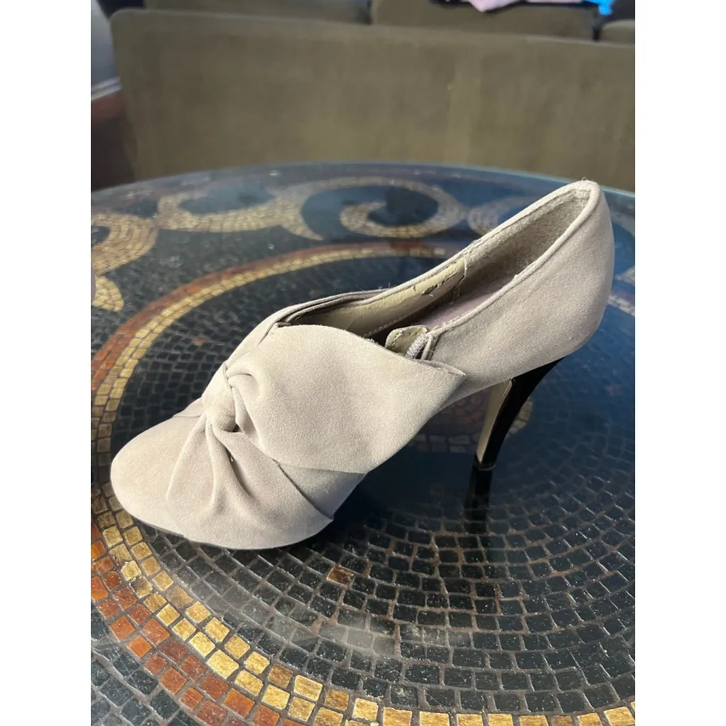 Madden Girl Taupe Faux Suede Knotted Bow Heels Women’s Size 7 Slip-On Pumps - Image 7