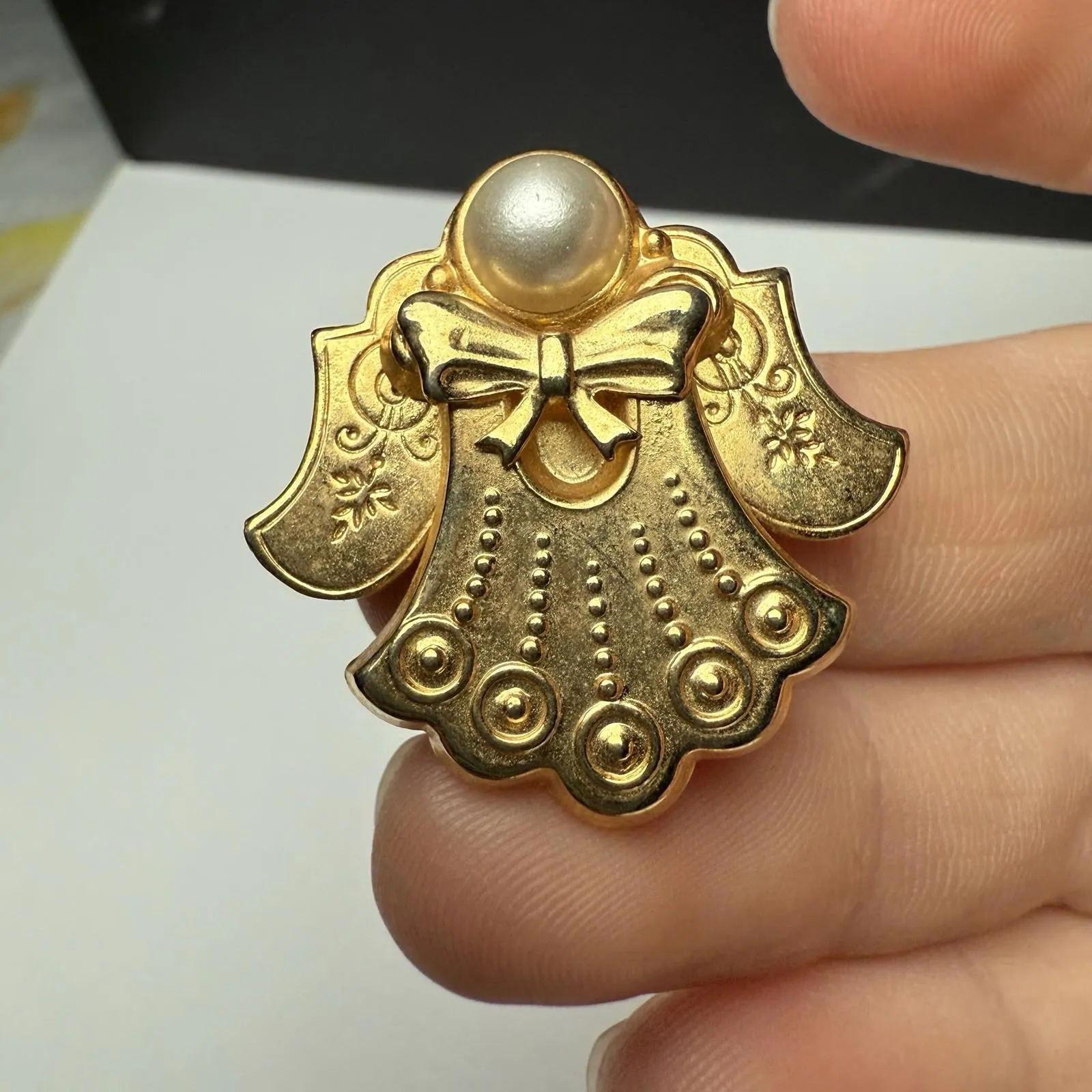 Signed Jane 1997 AOL Winged Angel Faux Pearl Brooch Pin Gold Tone - Image 8