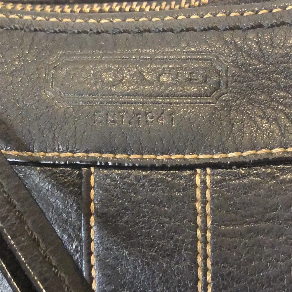 COACH Tumbled Black Leather Crossbody Shoulderbag Contrast Stitching Zipper Top - Image 5