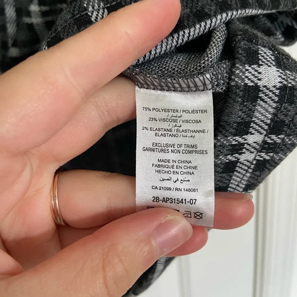 NWT | Ardene women’s‎ plaid zip up miniskirt — medium Black - Image 3