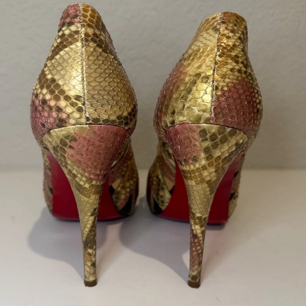 Christian Louboutin Fontanete Pink and Gold Metallic Snakeskin Peep Toe Pumps 39 - Image 8