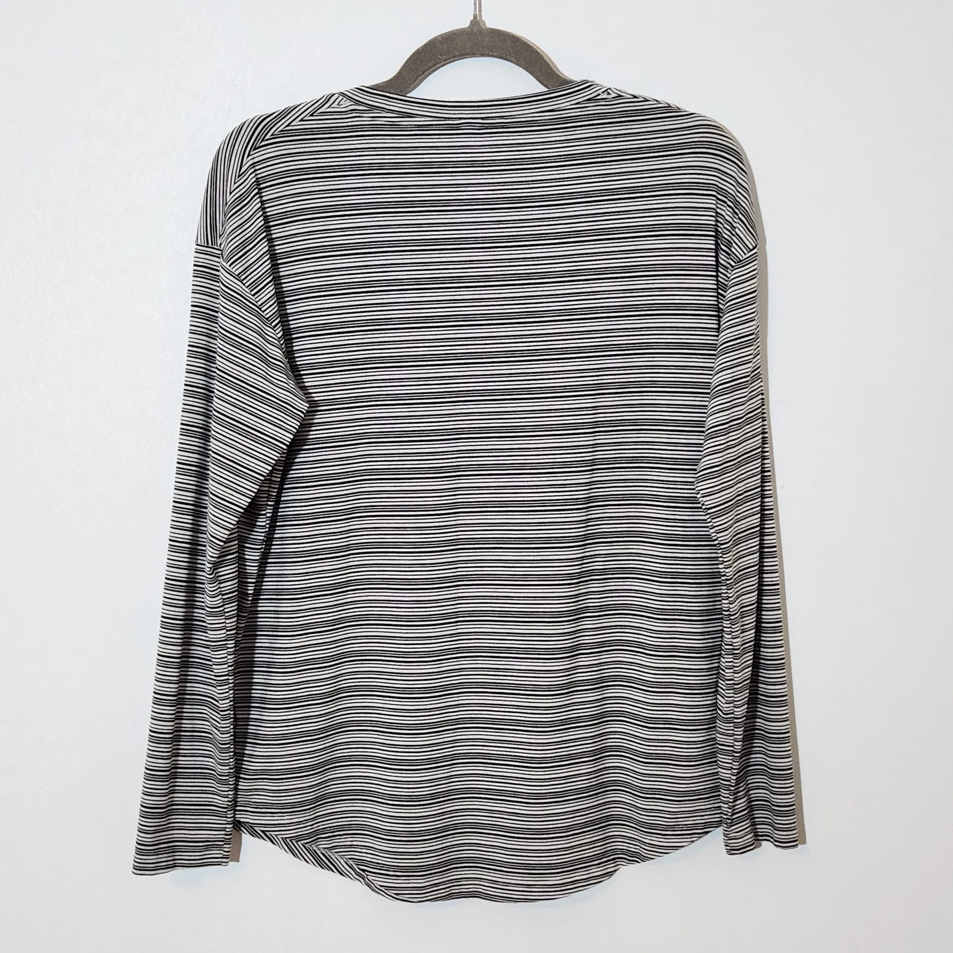 Athleta Black and White Striped Long Sleeve Tee Size Medium Athleta Stripe Tee - Image 3