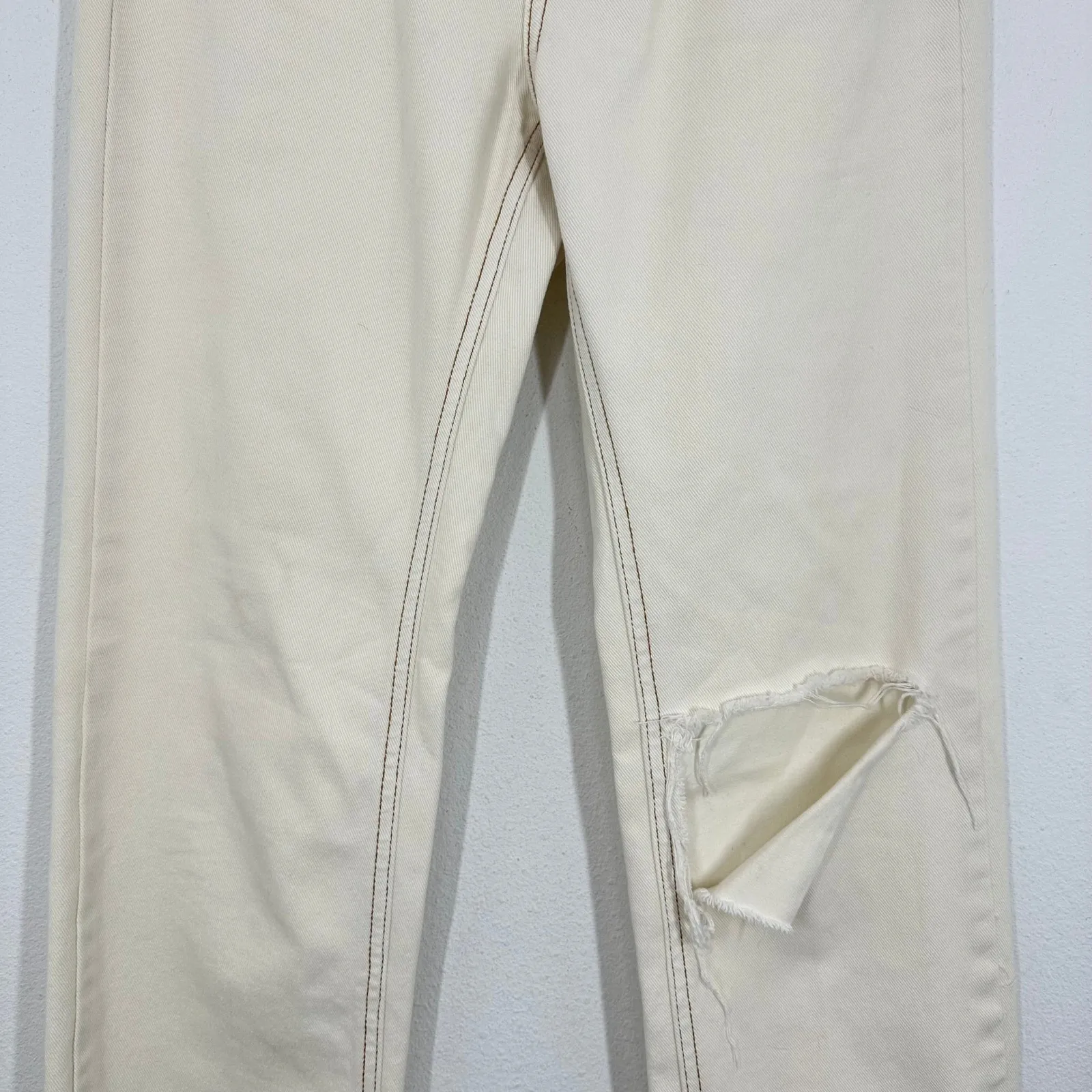 BDG Urban Outfitters Cream Loose Straight Jeans Distressed Knee Size 25‎ Casual - Image 4