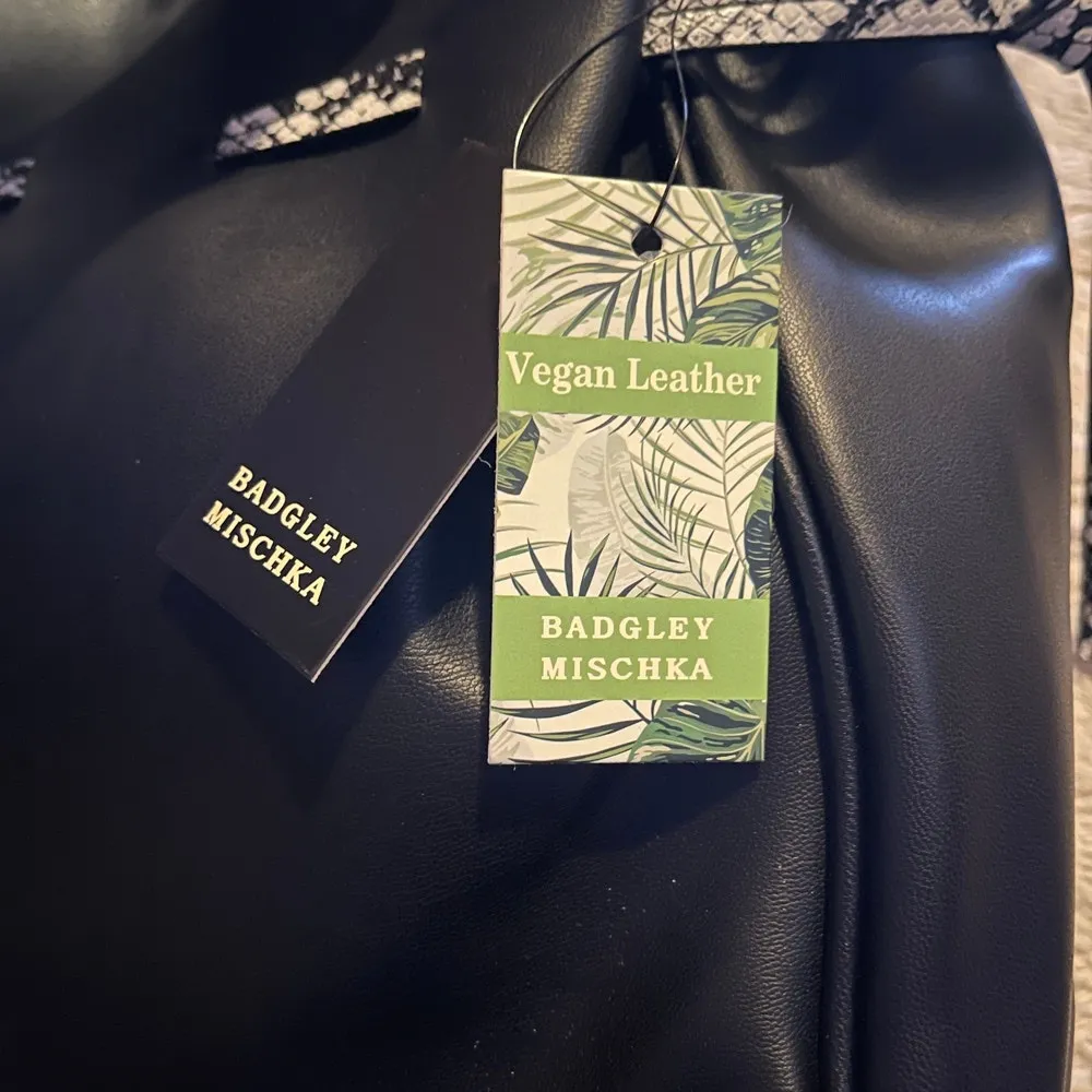 Badgley Mischka Drawstring Bucket Tote Shoulder Bag Black Snake Print NWT - Image 4