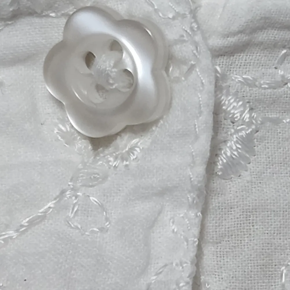 Dressbarn white embroidered sleeveless button down size 14/16W - Image 3