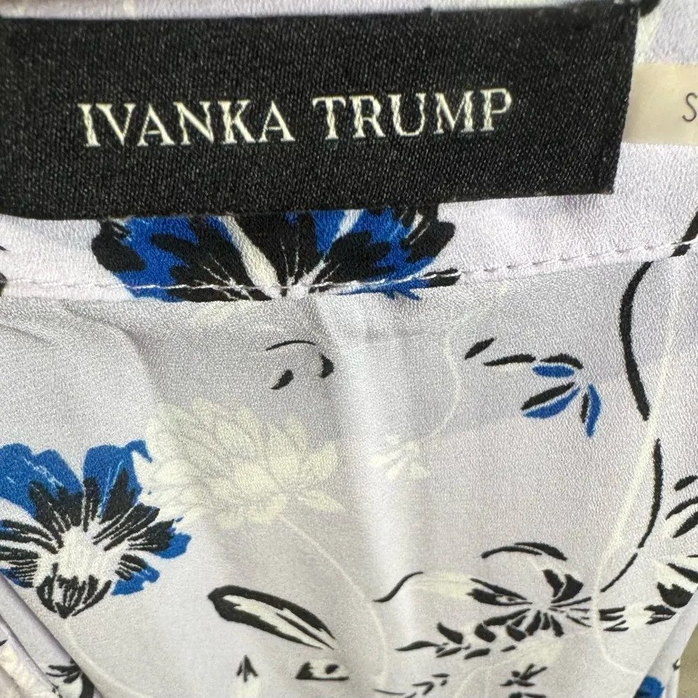Ivanka Trump lavender white and blue floral short flutter sleeve top size small - Image 6