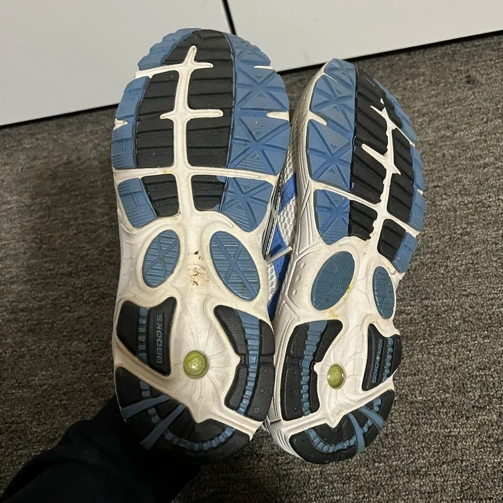 Brooks White Lace Up Running Sneakers Size 9 US - Image 6