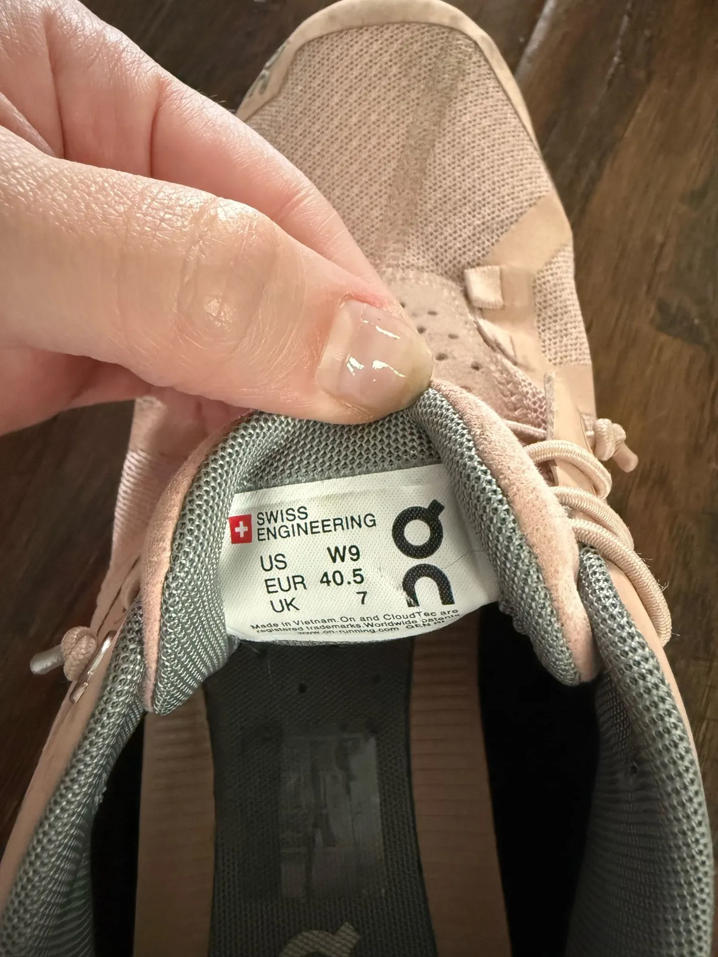 ON Cloud Waterproof women’s running shoes size 9 - Image 3