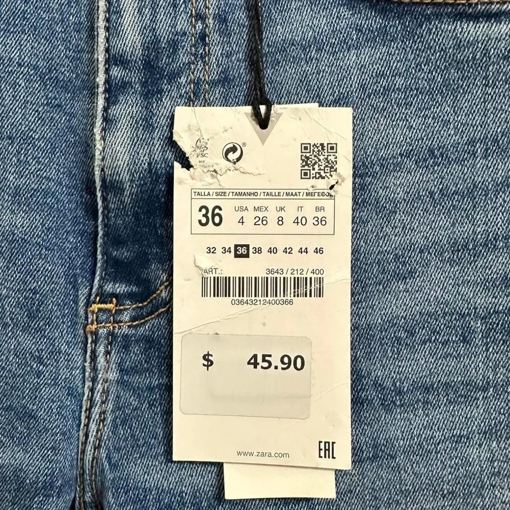 Women's Mid-Rise Cropped Flared Denim Frayed Hem Jeans Size 4 NEW - Image 3