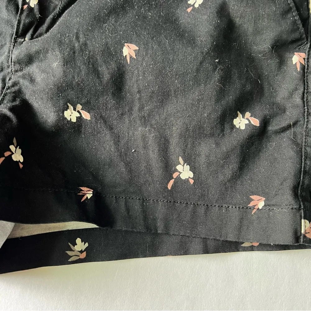 A new day dainty floral stretch chino shorts black size 10 - Image 2