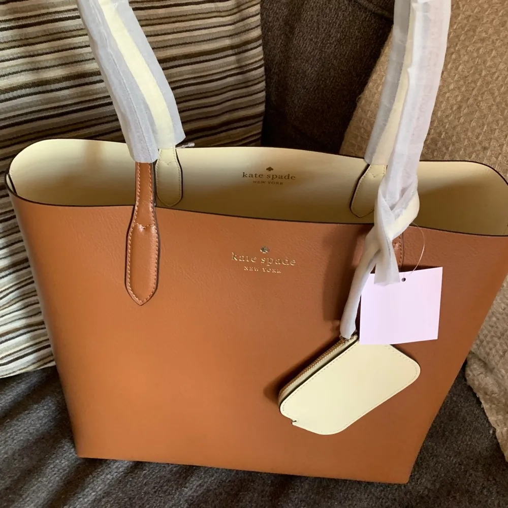 Authentic KATE SPADE Pebbled leather REVERSIBLE Open tote with zip coin - Image 3