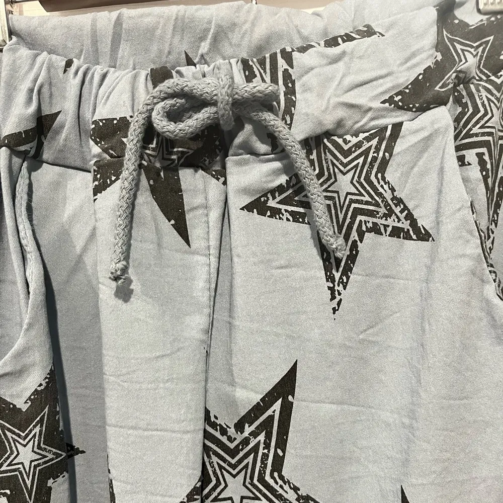 The Lino Lounge Stars Drawstring Wide Elastic Novelty Print Pants Made in Italy Blue Size 30 - Image 6