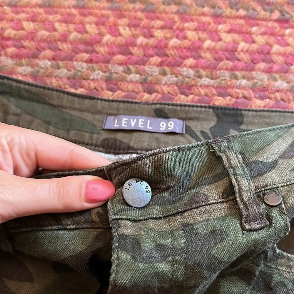 LEVEL 99 CAMO ARMY PRINT DENIM MINI SKIRT Green - Image 2