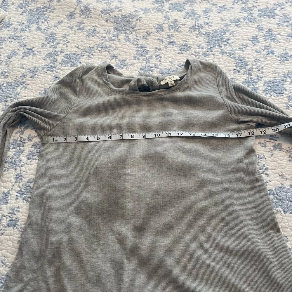 Umgee Heather Gray Bell Sleeve Lace Back Ruffle Hem Long Sleeve Top Size Medium - Image 4