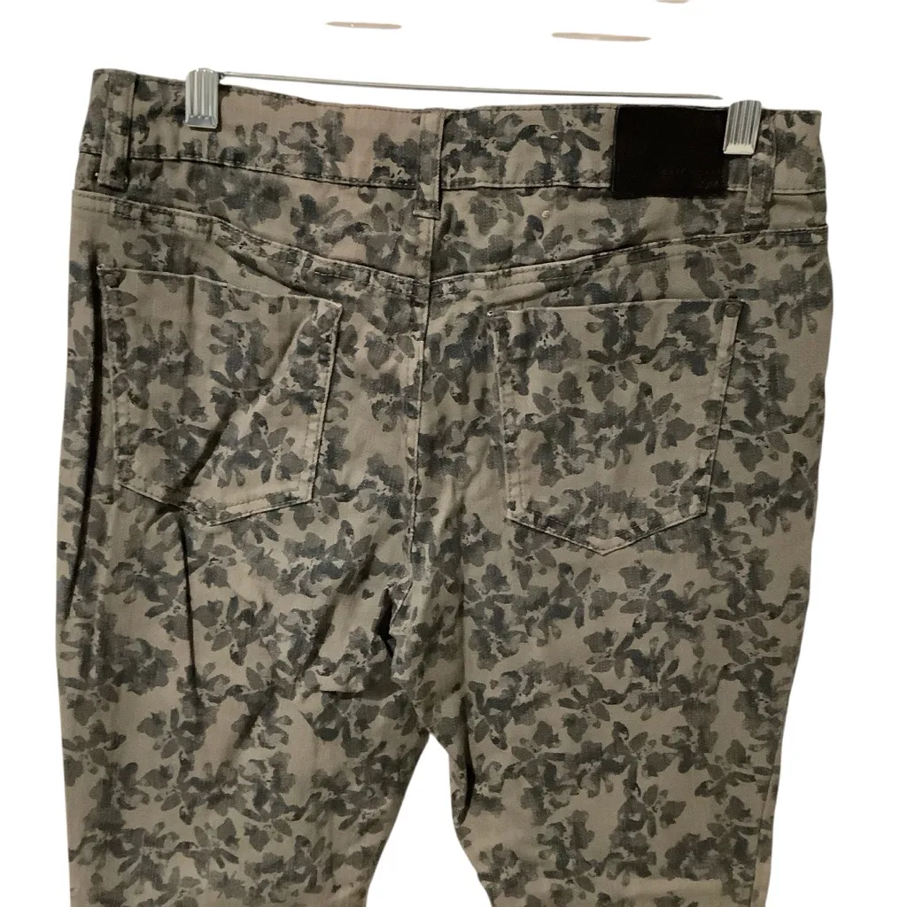 DKNY Jeggings Stretch Green Floral Camouflage Chinos BRAND NEW Size 8 - Image 3