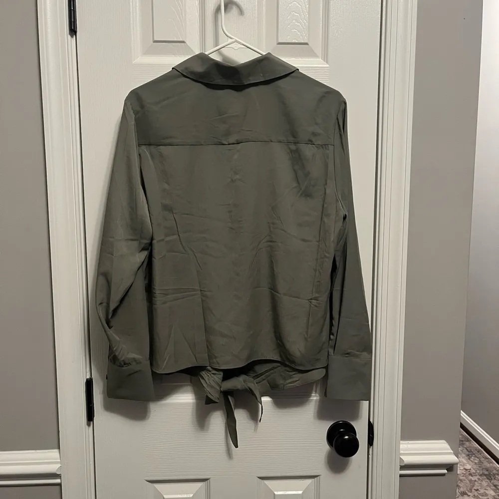 100% Polyester T Tahari Tie Front Long Sleeve Button Down Grey Shirt - Large - Image 5