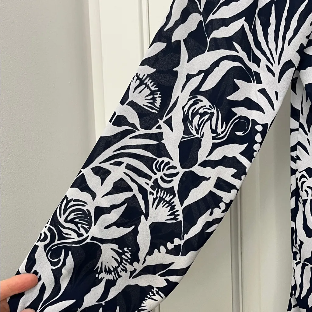 Lilly Pulitzer Navy and White Pintucking Tropical Flamingo Print Blouse - Sz S - Image 5