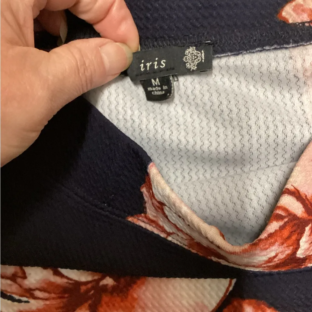 Iris textured pencil skirt. Size Medium.  Navy floral - Image 5