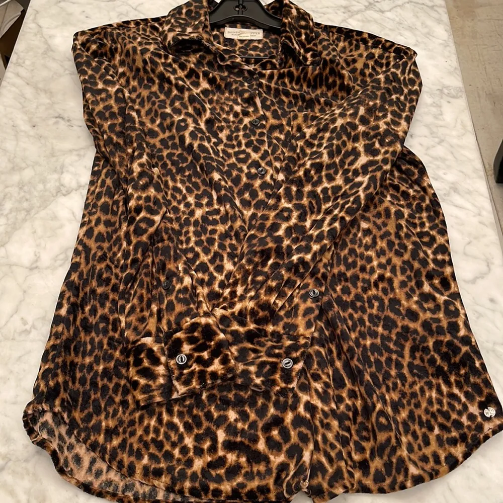 Woman’s cheetah 🐆 print shirt Size XXS - Image 5