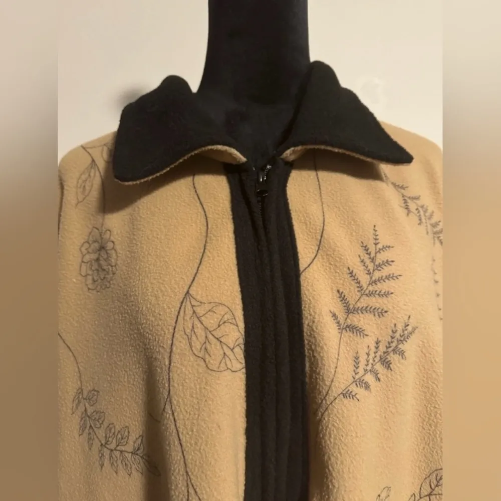 EUC Le Moda Light Brown and Black Zip Up Fleece Floral Print Poncho One Size Size undefined - Image 3