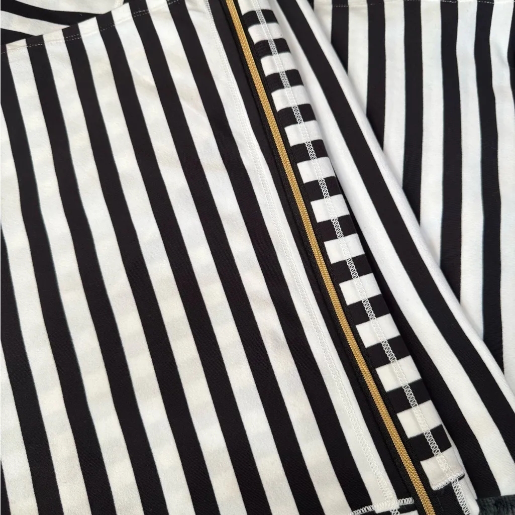 Lululemon Infinity Scarf Wrap Striped Black and White Perfect Condition - Image 4