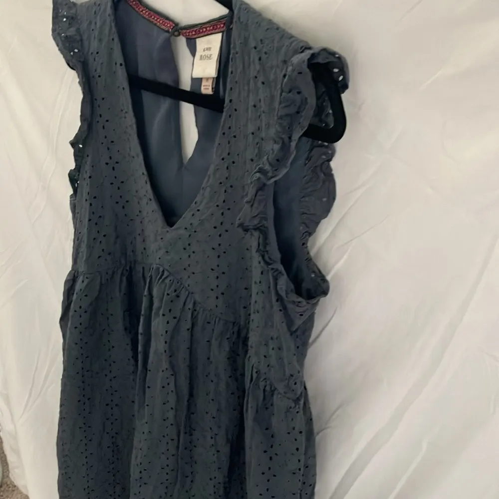 - Sleeveless Dress with eyelet pattern and ruffles- V-neck, Midi-size M - Image 5