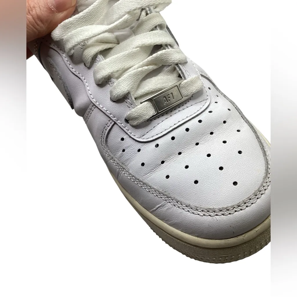 Air Force 1. Women size 7. Check Description. - Image 14