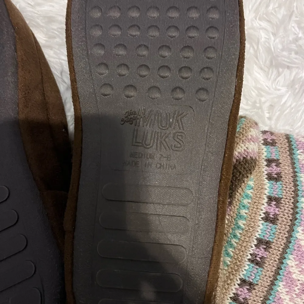 Muk Luks brown with sweater print slippers in medium 7/8 Size undefined - Image 7