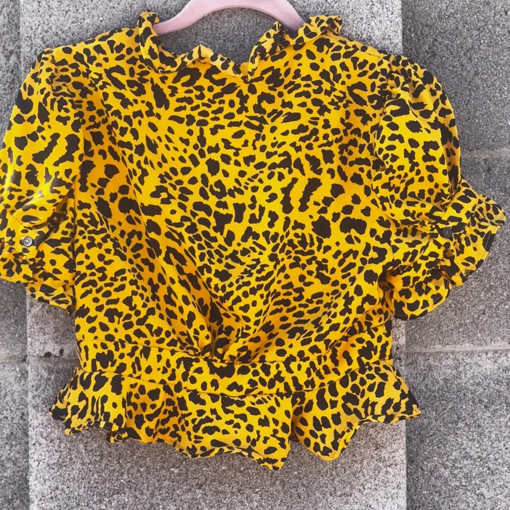 En Saison CropTop Blouse Yellow Animal Print Women's Size S - Image 4