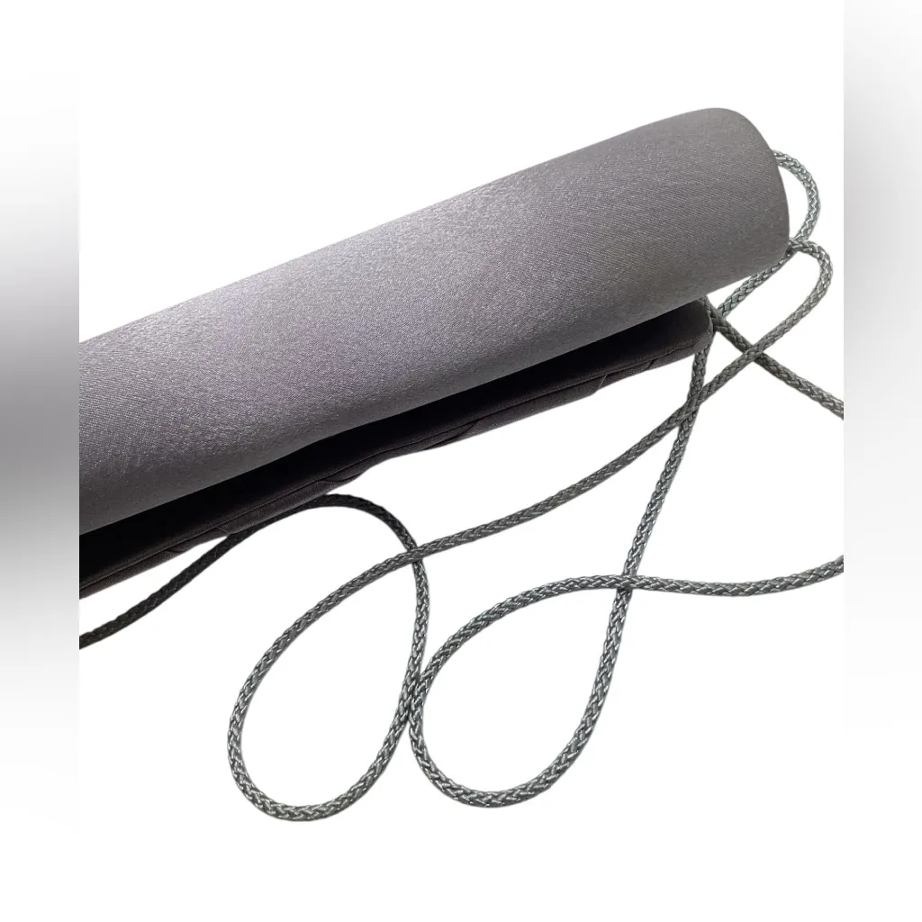 Jacqueline Ferrar Gray Satin handbag. - Image 3