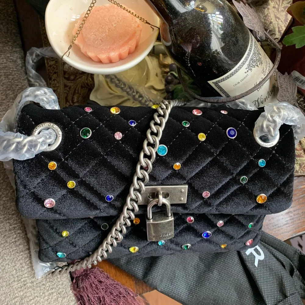 Authentic KURT GEIGER LONDON Velvet magnetic closure convertible Crosby/Shoulder - Image 4