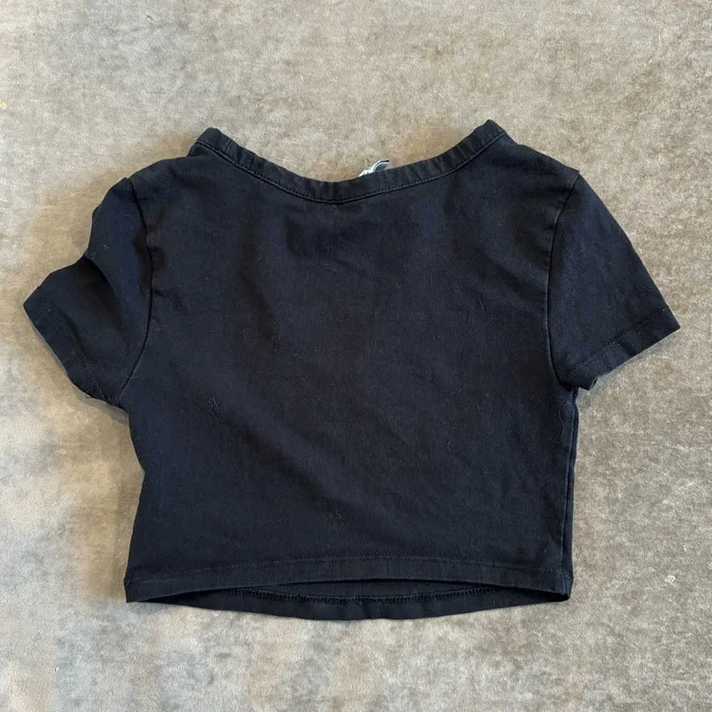 Divided cropped top. Crew neck. Color- black. Size XS - Image 3