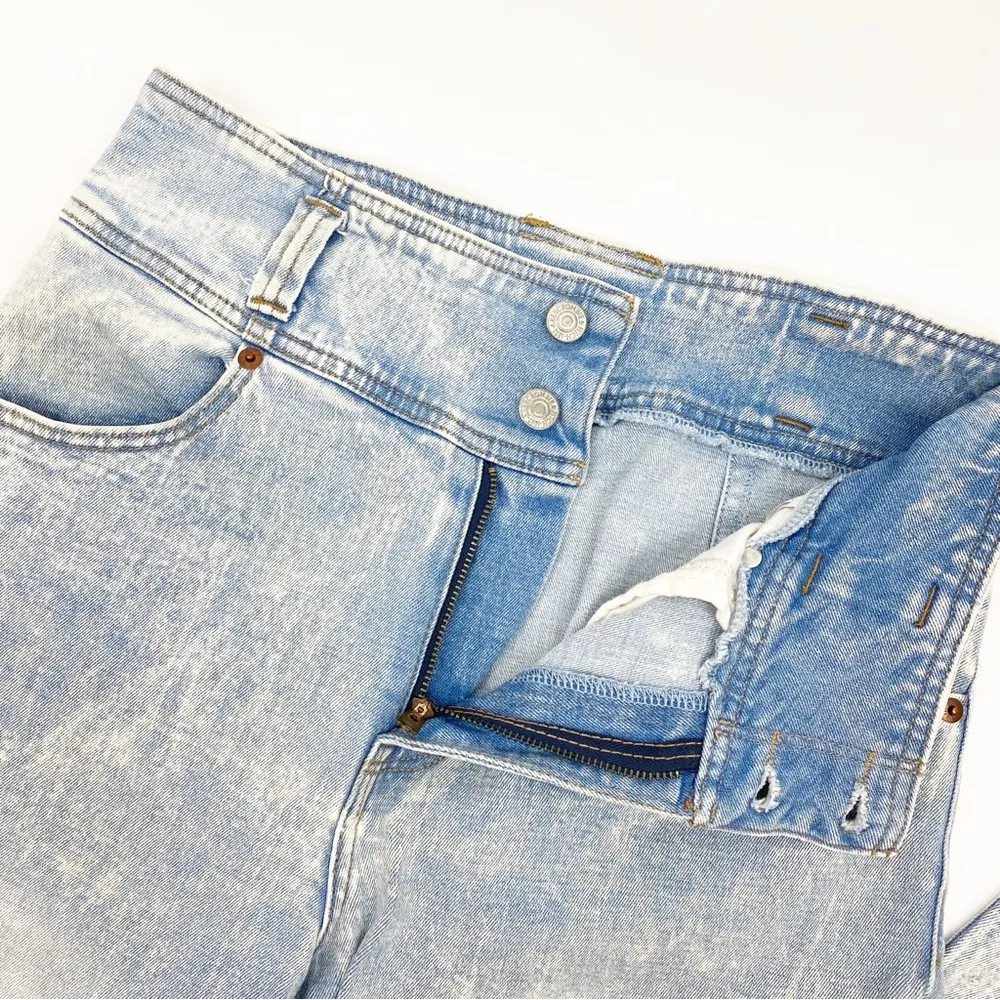 Abercrombie & Fitch Ultra High Rise Mom Jeans Frayed Hem Light Acid Wash 90s - Image 7