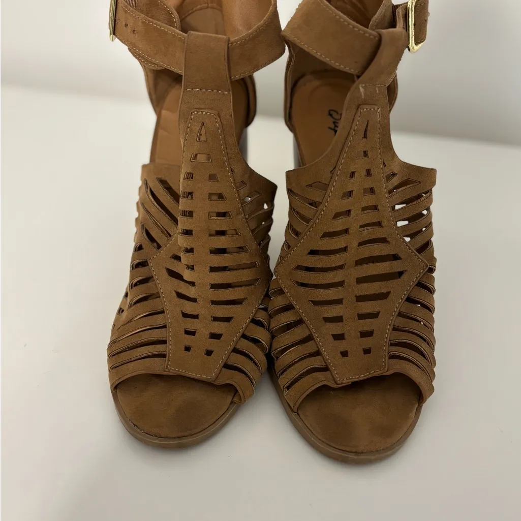 Qupid Tan Strappy Block 4” Heel sandals Size 7 - Image 10
