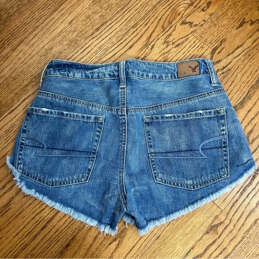 AMERICAN EAGLE Hi-Rise Festival Destroyed Cut Off Denim Jean Shorts Size 6 - Image 4
