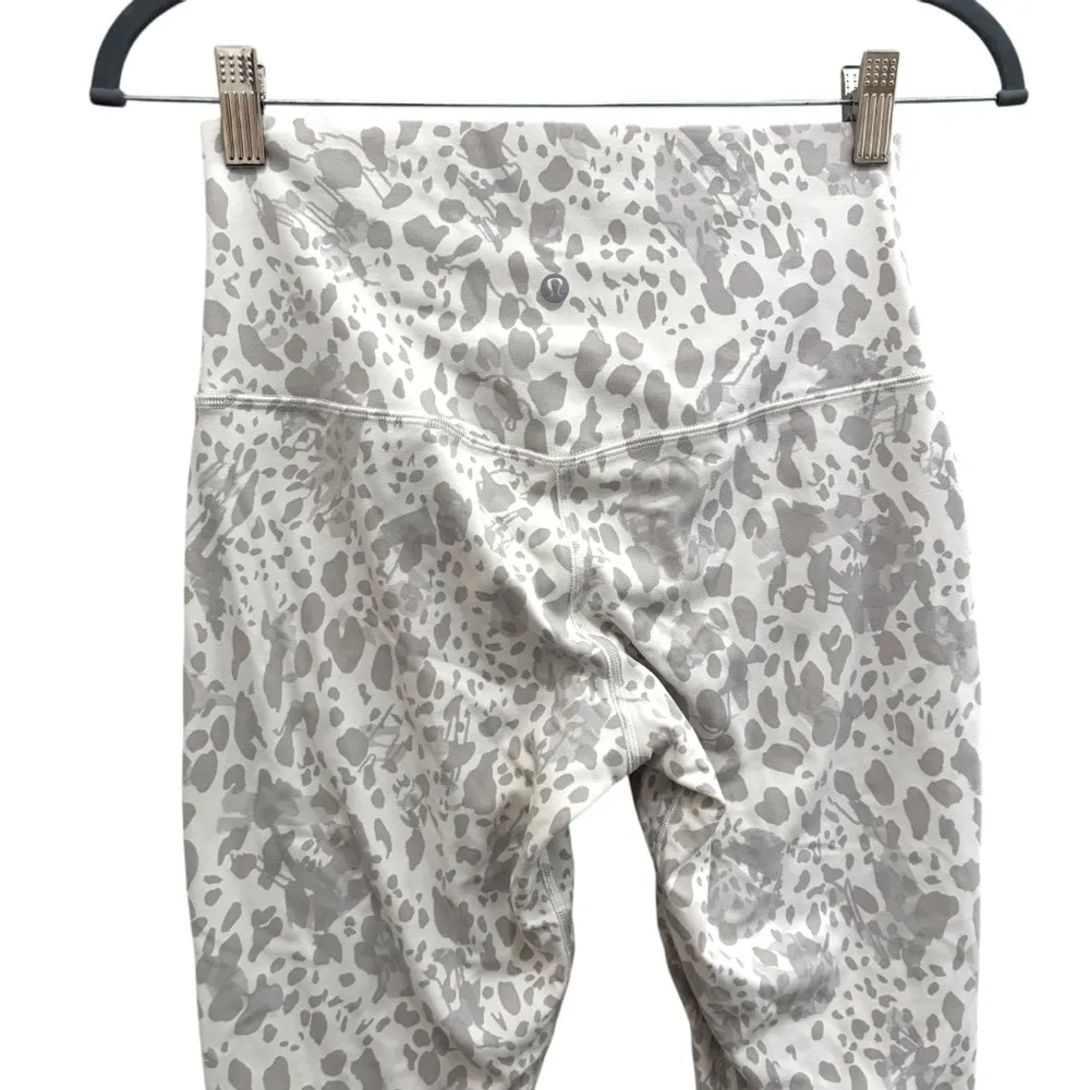 Lululemon white gray print align 8 7/8 high rise legging leopard animal paint - Image 4