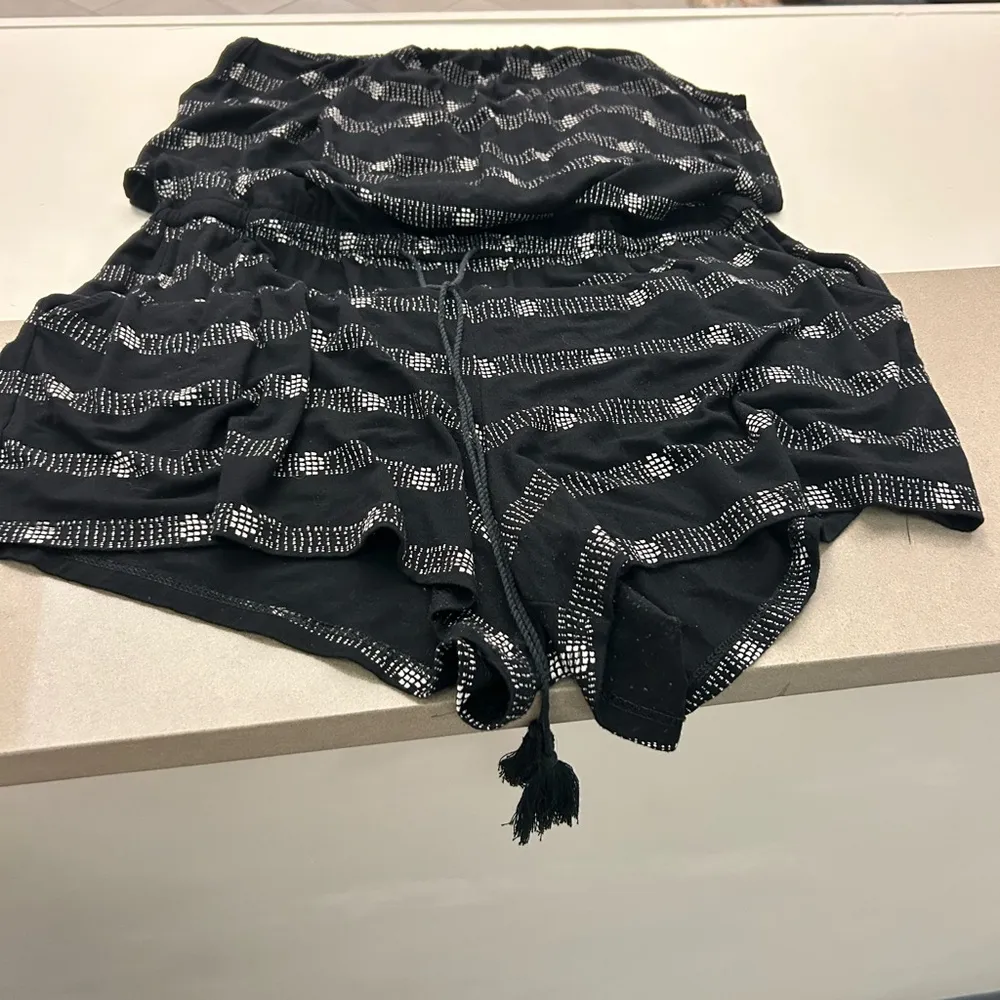 Old Navy beautiful jumper-Large-hanging tassels-black great peice! Well kept - Image 6