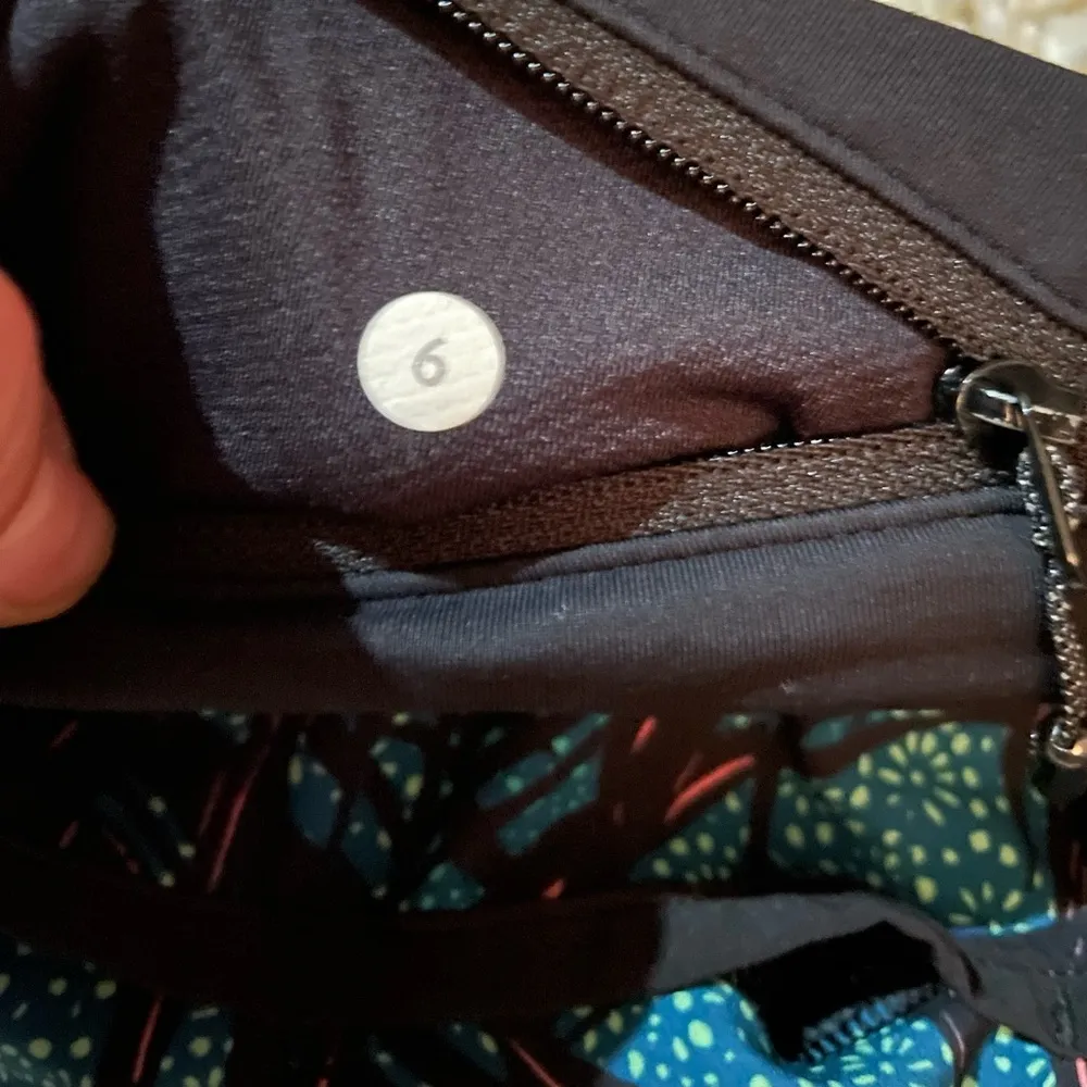 Lululemon Speed Shorts Teal Black Size 6 Lined - Image 6