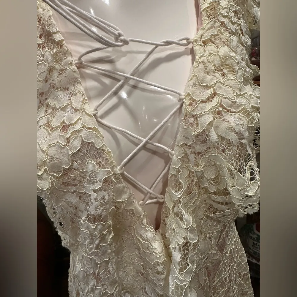 EUC Do + Be pale yellow and beige hight-low lace dress w front strings Vneck - Image 6