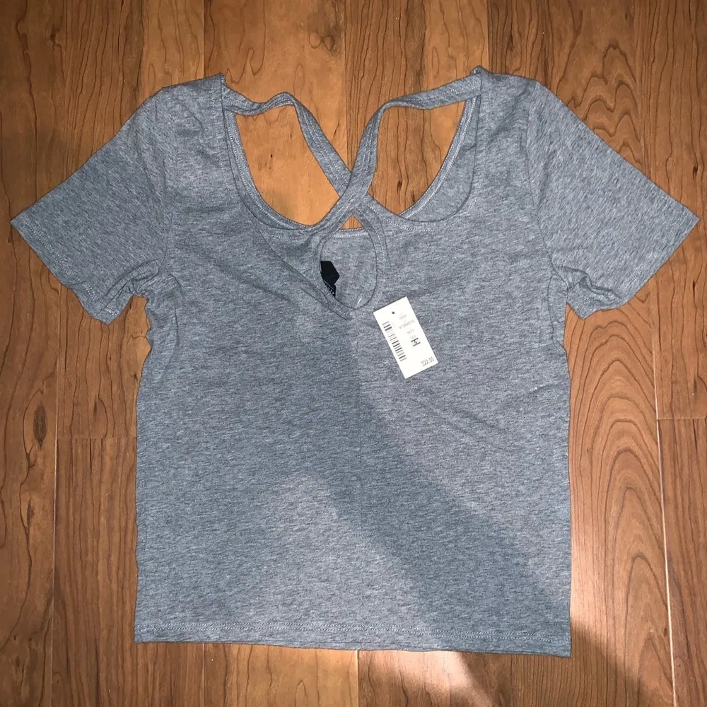 loop strap back short sleeve crop top - Image 4