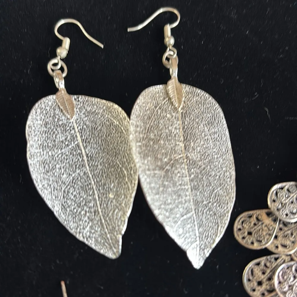 Four pair silver tone costume earrings - Image 5