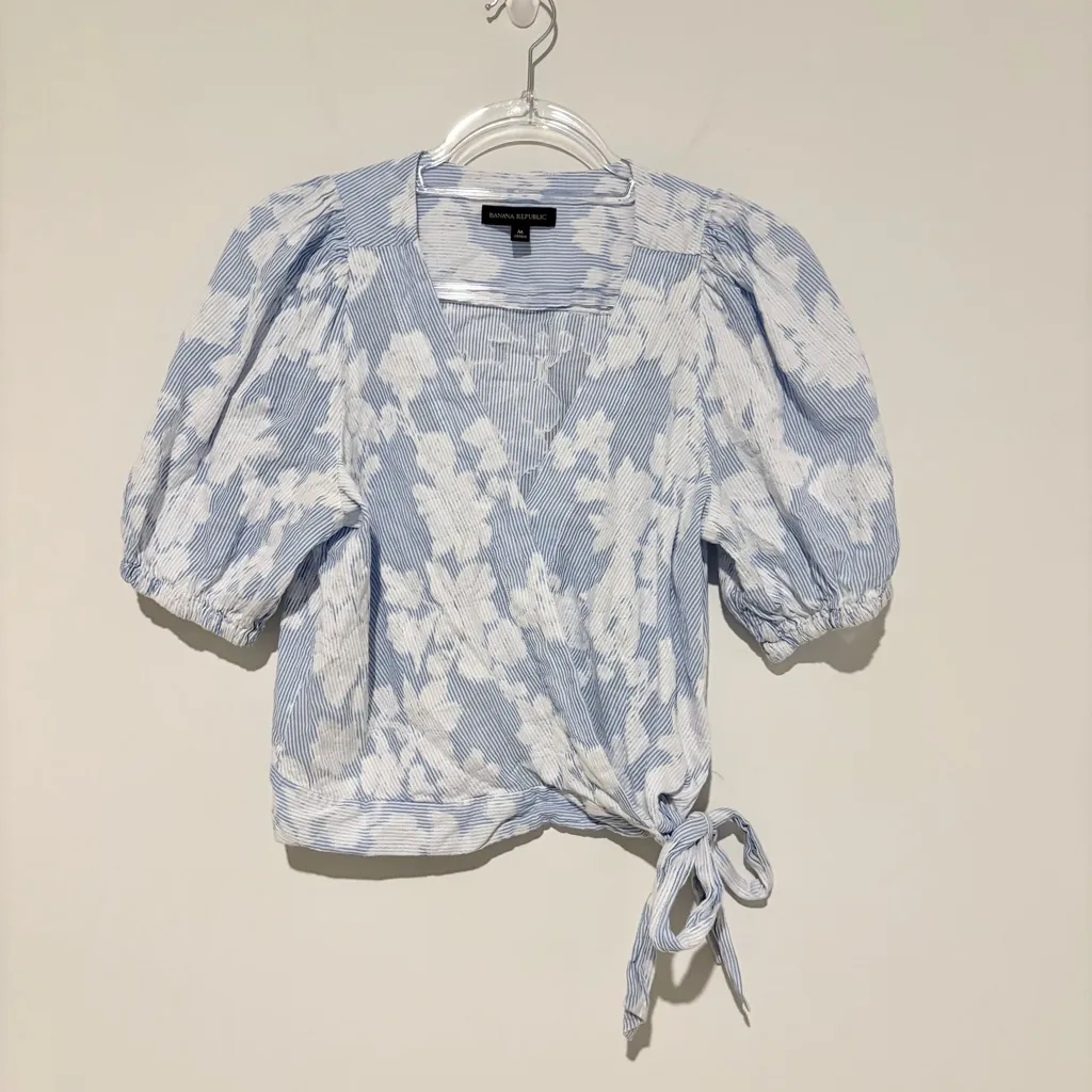 Banana Republic Floral Puff Sleeve Crop Top Midnight‎ Floral Stripe Blue Medium - Image 2