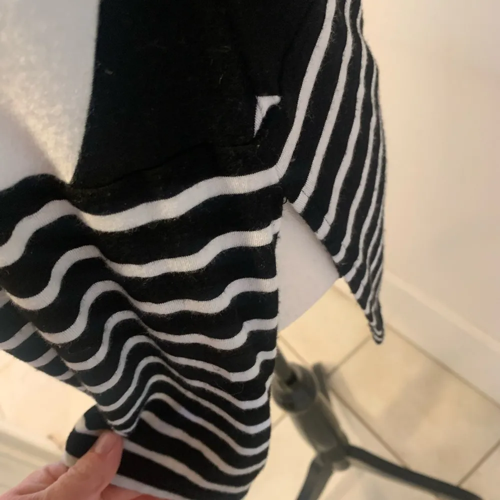 Calvin Klein | black and white side slit stripe shirt - Image 5