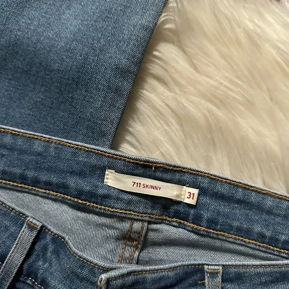 LEVI’S 711 Skinny Jeans Distressed - Image 3
