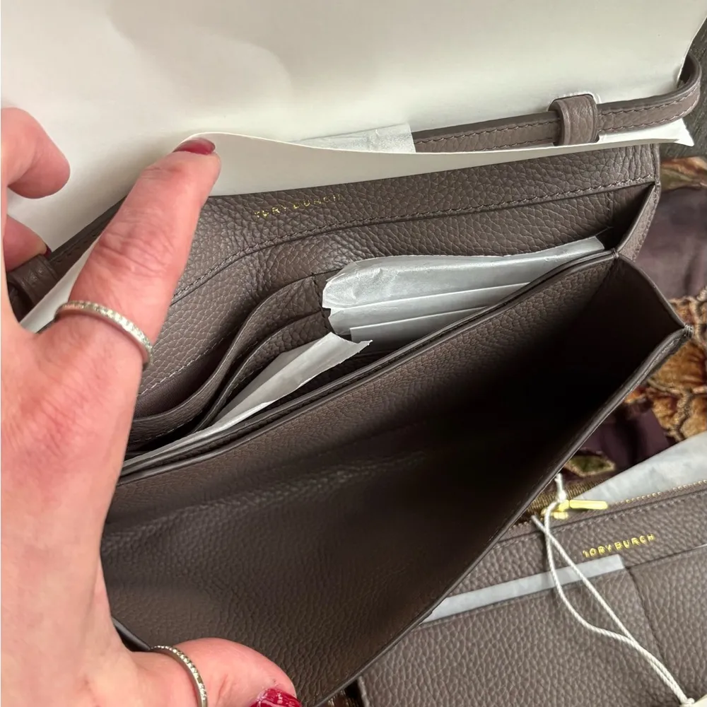 Authentic TORY BURCH  Gray Leather Magnetic flap logo Crossbody Bag/lg card case - Image 5