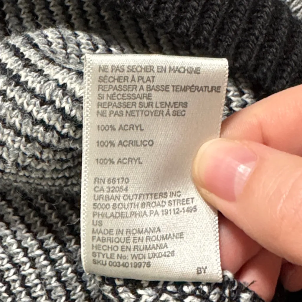 Urban Outfitters BDG Black and Gray Geometric Aztec Crewneck Hi-Lo Sweater sz S - Image 9