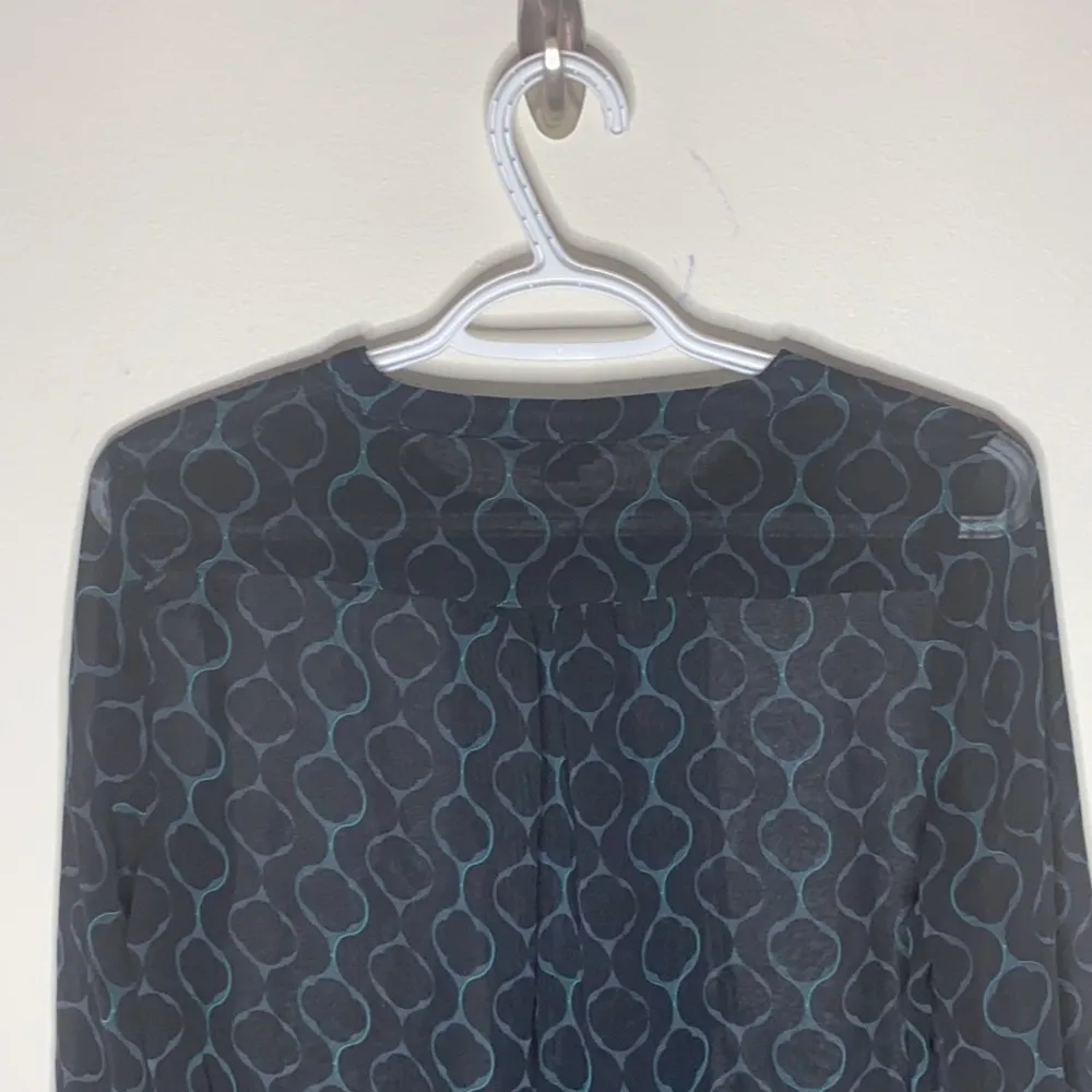 Banana Republic Factory geo print pleat accent sheer blouse size S - Image 4