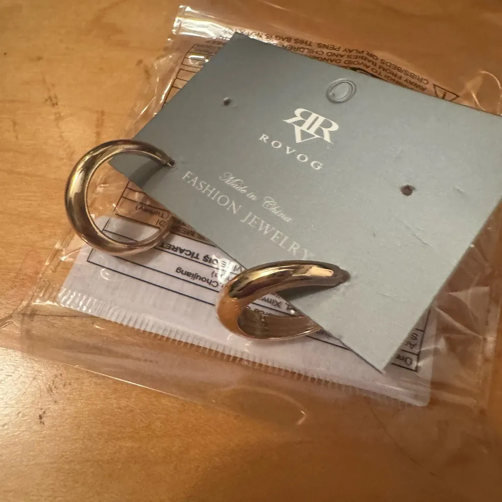 OVO Elegant Gold Hoop Earrings - Image 4