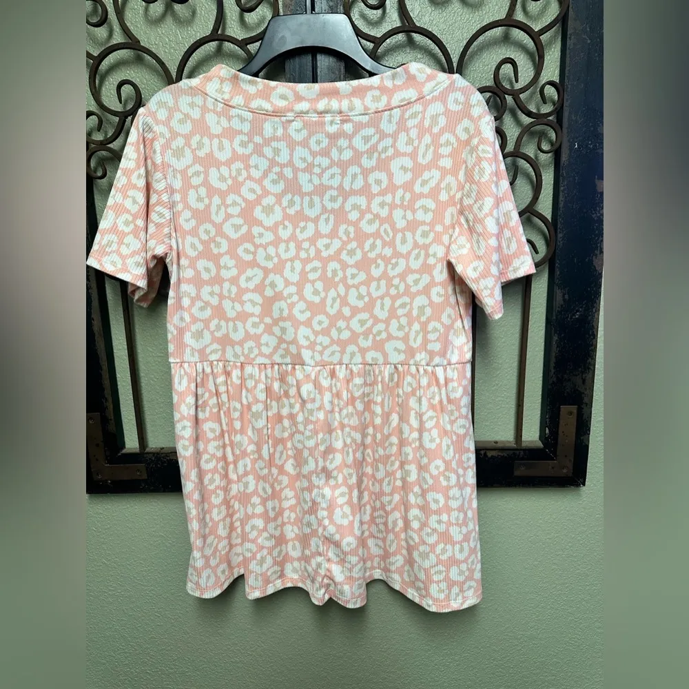 Blakeley short sleeve pocket peach/white animal print babydoll top - Image 2