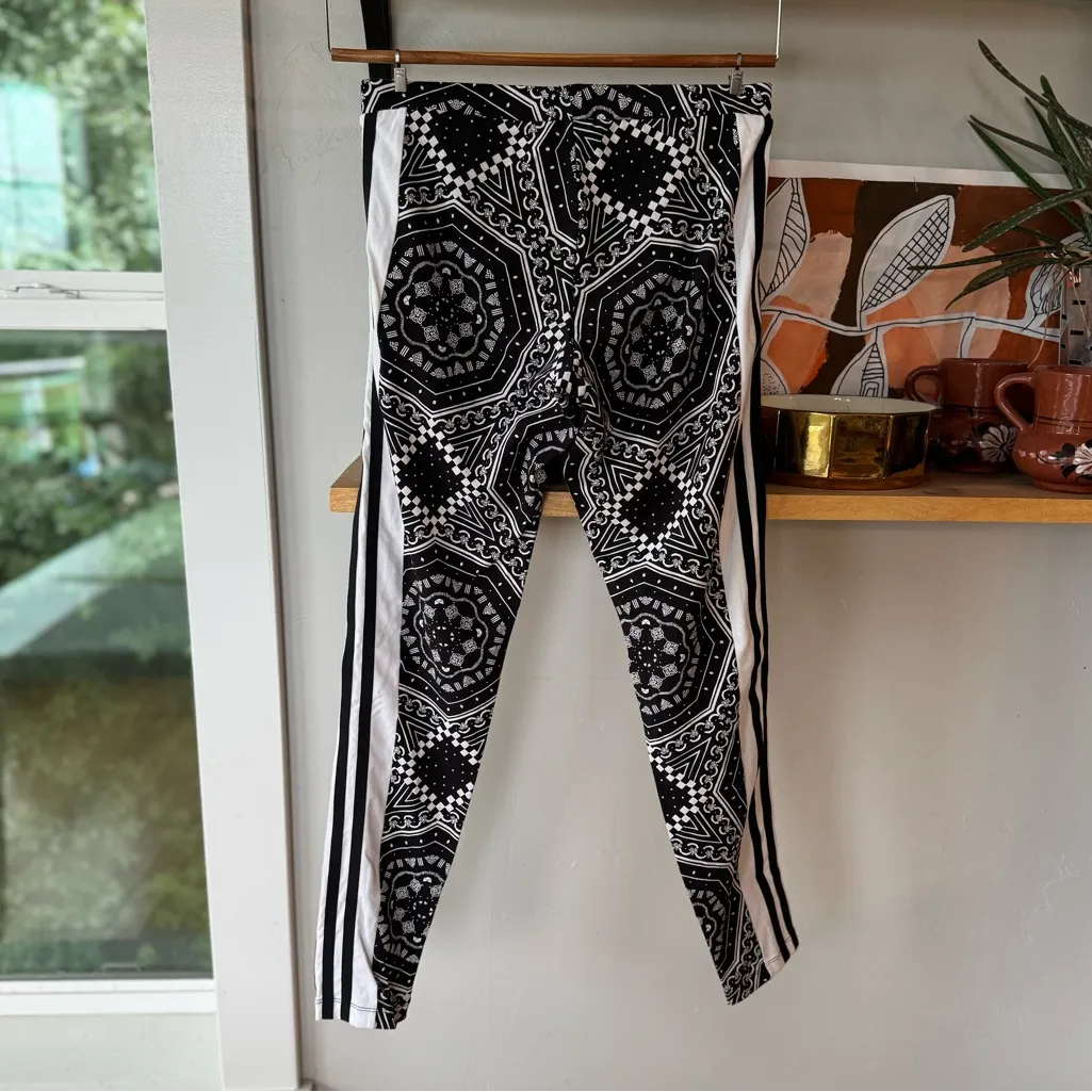 Adidas Black and White Graphic Patterned Leggings Size Small - Image 2